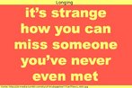 Nesta imagem, l-se a frase " estranho que voc sinta saudade daquilo que voc nunca viu". Palavras-chave: Fernando Pessoa. Falta. Saudade. Contrao. Adjetivo.