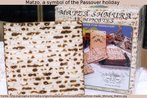 Foto de uma caixa de matz, elemento presente na celebrao da Pscoa (Pessach) judaica. O mo zimo (ou asmo)  consumido desde o xodo judaico do Egito. Palavras-chave: Po asmo. Matzo. Religio. Judasmo. Lembrana.