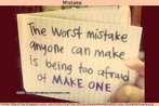 Foto de um cartaz rudimentar, contendo a frase: "O pior erro que uma pessoa pode cometer  no querer cometer erro nenhum". Palavras-chave: Trocadinho. Frase de efeito. Adjetivo. Superlativo.