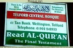 Placa de uma mesquita na cidade de Telford, Reino Unido. Na placa leem-se informaes de localizao, alm de textos religiosos em alfabetos ocidental e rabe. Palavras-chave: Templo. rabe. Islamismo. Telefone. Nmeros.
