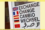 Foto de um cartaz (de uma casa de cmbio) escrito em ingls, francs, espanhol, alemo e rabe. Palavras-chave: Dinheiro. Traduo. Globalizao. Viagem.