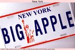 Foto de uma placa de carro com a figura da Esttua da Liberdade, em Nova Iorque, tambm conhecida pelo apelido Big Apple (A grande ma). Palavras-chave: Transporte. Smbolo. Automvel. Lembrana.