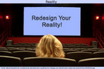 Foto de uma sala de cinema em que se v uma mulher sentada assistindo, e a mensagem sobre a tela: "Redefina sua realidade". Palavras-chave: Mito. Caverna. Filosofia. Realidade. Descrio. Ambiente.