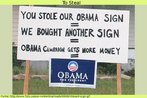 Foto de uma placa com os dizeres: "Vocs roubaram o nosso cartaz do Obama / Ns compramos outro cartaz / A campanha do Obama tem mais dinheiro". So utilizados no passado os verbos to steal a to buy, alm do verbo to get, tpico de registros informais. Palavras-chave: Poltica. Classes de palavras. Afronta. Disputa.