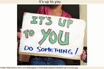 Foto de uma moa segurando um cartaz com o dizer: "It's up to you. Do something" (Depende de voc. Faa algo!). Palavras-chave: Expresso idiomtica. Contrao. Imperativo.