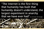 Frase do CEO do Google sobre a internet, colocada sobre a imagem de um emaranhado de tubos de metal. Palavras-chave: Internet. Anarquia. Verbos. Compreenso.