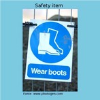 Foto de uma placa alertando sobre a necessidade do uso de botas de segurana em determinado local. Palavras-chave: Segurana. Bota. Calado. 5S. Equipamento. Acidente. 