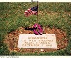 Tmulo de um soldado desconhecido, tombado em Pearl Harbor, no contexto da Segunda Guerra Mundial. Na imagem v-se tambm uma bandeira dos Estados Unidos. Palavras-chave: Soldado. Tmulo. Desconhecido. Guerra. Paz. 