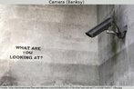 Foto de uma obra do artista plstico Banksy, mostrando uma cmera de vigilncia pendurada em uma parede. Palavras-chave: Arte. Rua. Banksy. Privacidade. Cmera. Vigilncia. 