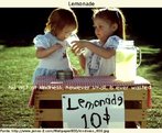 Foto de duas meninas vendendo limonada - e tomando. Palavras-chave: Meninas. Limonada. Infncia. Inocncia. Colaborao. Inferncia. Interpretao. Descrio. 