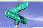 Imagem de duas placas em sentidos opostos, com os nomes "Economia" e "Meio ambiente". Palavras-chave: Natureza. Economia. Meio-ambiente. Interesses. 