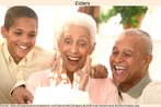 Foto de um casal de idosos acompanhado de uma criana, festejando um aniversrio com bolo. Palavras-chave: Famlia. Festa. Sorriso. Alegria. Maturidade. 