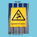 Foto de uma placa alertando sobre o perigo de morte por choque eltrico. Palavras-chave: Perigo. Morte. Choque. Eletricidade. Placa. Comunicao. Efetividade. 