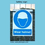 Foto de uma placa advertindo sobre a necessidade de se utilizar o capacete naquele local. Palavras-chave: Placa. Segurana. Capacete. Gneros textuais. Cartaz. 