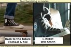 Imagem de duas cenas dos filmes "De volta para o futuro" (1984) e "Eu, rob" (2004) em que os protagonistas (Michael J. Fox e Will Smith, respectivamente) usam um par de tnis da marca Al Star preto de cano alto.  importante observar o destaque dado para a cmera ao p dos atores, indicando claramente o carter comercial do detalhe. Palavras-chave: Indstria cultural. Propaganda. Cinema.