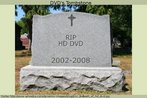 Foto (editada) de uma lpide onde estaria enterrado o DVD. L-se tambm a expresso RIP, que significa "Rest in peace" (descanse em paz). Palavras-chave: Tecnologia. Morte. Obsolescncia. Cemetery. 