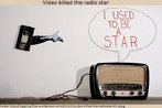 Montagem alusiva ao refrão da música "Video killed the radio star", gravada em 1980 pela banda britânica The Buggles. A letra é uma referência ao advento do vídeo, que diminuiu drasticamente a importância que o rádio tinha nas sociedades ocidentais. Palavras-chave: Comunicação. Sociedade. Verbo. Passado. Inferência. Intertextualidade.