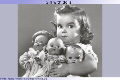 Foto de uma menina com suas bonecas nos braos. Palavras-chave: Menina. Bonecas. Criao. Filhos. Famlia. Machismo.