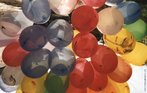  Foto de vários balões de gás. Este tipo de balão sempre foi uma grande atração para crianças e adultos.  Palavras-chave: balões, bexiga, gás, descrição, interpretação, ar, criança, infância, cores, leveza.