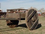 Foto de uma carroça, por muito tempo um veículo elementar no trabalho do campo, usado para transporte de pessoas, produtos e materiais.  Palavras-chave: carroça, campo, fazenda, rural, transporte.