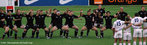 Foto de um time de futebol neozelands apresentando o haka diante do time francs. O Haka so todas as danas tpicas do povo Maori em que os homens se colocam  frente das mulheres.  usada tanto para desejar boas vindas a visitantes quanto para intimidao de tribos inimigas.   Palavras-chave: haka, Maori, interculturalidade, dana, tribo, cultura, descrio, futebol, surpresa.