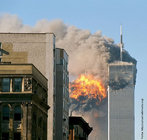  Foto do atentato contra os Estados Unidos de 11 de setembro de 2001, mais impactante ataque a uma nação ocidental em muitas décadas, que gerou várias consequências na área diplomática.  Palavras-chave: atentado, terrorismo, Estados Unidos, 11 de setembro, interdiscurso, cultura.