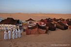 Foto de uma casa (tenda) construda apenas com panos, tendo ao fundo um deserto.  Palavras-chave: barraca, acampamento, moradia, sem-terra, identificao, aluno.