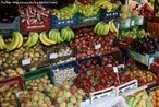 Foto de uma banca de frutas. As frutas so consumidas principalmente nos pases quentes, e constituem um dos alimentos mais saudveis, fornecendo grande quantidade de vitaminas.  Palavras-chave: fruta, alimentao, campo semntico, vitaminas. 