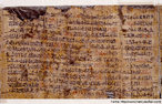 Foto de um papiro escrito com caracteres antigos. O papiro é um dos símbolo do antigo Egito, pois servia como papel. Até hoje é vendido como souvenir no Cairo e em outras cidades da região.  Palavras-chave: papiro, gêneros textuais, narrativa, Egito, papel, souvenir, Cairo,
