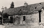 Foto antiga, em preto e branco, de uma casa velha de tijolos e telhas. Palavras-chave: casa, moradia, descrio, gneros textuais, pobreza, desenvolvimento.