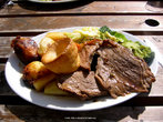 Foto de um prato de comida contendo um rosbife com salada e guarnies. Palavras-chave: rosbife, campo semntico, alimentao, carne assada, culinria. 