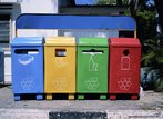  Foto de latas de lixo de cores diferentes, para reciclagem, em Curitiba. Palavras-chave: natureza, Curitiba, gêneros textuais, interpretação, interdiscurso, lixo, natureza, reciclagem, separação.