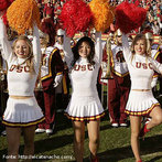 Foto de meninas categorizadas e em posição de cheerleaders (líderes de torcida), elemento comum nos espetáculos esportivos dos Estados Unidos. Palavras-chave: universidade, college, esporte, baseball, cultura.