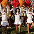 Foto de meninas categorizadas e em posio de cheerleaders (lderes de torcida), elemento comum nos espetculos esportivos dos Estados Unidos. Palavras-chave: universidade, college, esporte, baseball, cultura.