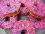 Foto de várias rosquinhas (doughnuts) decoradas.  Palavras-chave: alimentação, donuts, rosca, pratos típicos, interculturalidade, Simpsons.