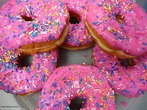 Foto de vrias rosquinhas (doughnuts) decoradas.  Palavras-chave: alimentao, donuts, rosca, pratos tpicos, interculturalidade, Simpsons.