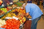 Foto de uma feira livre, tipo de comrcio extremamente comum em todo o mundo, j que remonta a formas primitivas de economia.  Palavras-chave: feira, comrcio, economia, interdiscurso, literatura.