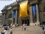 Foto da fachada do Museu Metropolitano de Arte, em Nova Iorque. Veem-se vrias pessoas subindo e descendo as escadarias, e algumas sentadas nos degraus.  Palavras-chave: atrao, turismo, arte, exposio.