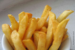 Foto de uma pequena poro de batatas-fritas. Leem-se os nomes "Chips", referente ao nome do prato em ingls britnico, e "French friyes", expresso utilizada nos Estados Unidos.  Palavras-chave: variao lingustica, Inglaterra, alimentao, junk food.