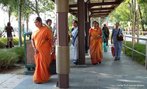 Foto de vrias mulheres indianas em trajes tpicos, andando em um ponto de nibus na praia de Palawan, ilha de Sentosa, em Singapura.  Palavras-chave: interculturalidade, mulheres, roupa, turismo.