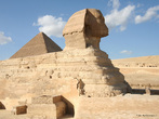 Foto da Grande Pirâmide de Gizé, de 450 pés de altura, a maior de todas as 80 pirâmides do Egito.  Palavras-chave: campo semântico, interculturalidade, pirâmide, Egito, antiguidade, Gizé.