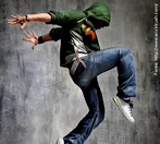 Foto de um jovem ensaiando movimentos leves, juntamente com outras pessoas.  Palavras-chave: corpo, movimento, descrição, homem, campo semântico, dança, interdiscurso.