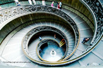 Imagem de uma escadaria, vista de cima, com forma ligeiramente espiralada.  Palavras-chave: espiral, forma, escada, vertigem, literatura. 