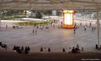  Foto a partir da arquibancada do anfiteatro da localidade conhecida como Vivo City, em Singapura. Veem-se pessoas transitando pela área pública, e um monumento luminoso construído em comemoração ao ano novo chinês. Palavras-chave: Ásia, parque, shopping, arquitetura, Singapura. 