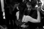 Foto de um casal dançando à meia-luz, num local público.  Palavras-chave: casal, romantismo, dança, música, comportamento, namoro, sentimentos, ritmo, harmonia. 