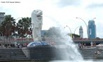 Foto da estátua conhecida como Merlion (Leão do Mar), na áreaa conhecida como Marina Bay, um dos mais importantes pontos turísticos de Singapura.  Palavras-chave: Oriente, mitologia, leão, peixe, animal, monumento.
