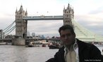 Foto da Tower Bridge, de Londres, sobre o rio Tâmisa. Vê-se também a fotografia do autor da foto.  Palavras-chave: barcos, transporte, tráfego, construções, viagem, Inglaterra.