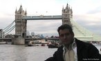 Foto da Tower Bridge, de Londres, sobre o rio Tmisa. V-se tambm a fotografia do autor da foto.  Palavras-chave: barcos, transporte, trfego, construes, viagem, Inglaterra.