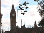 "Big Ben" é o apelido do grande sino da torre norte do Palácio de Westminster. Desde 2012, o nome oficial dessa torre é Elizabeth Tower, em homenagem aos 60 anos da coroação (Jubileu de Diamante) da Rainha Elizabeth II, da Grã-Bretanha, berço da língua inglesa. Palavras-chave: Inglaterra, Big Ben, torre, sino, arquitetura. Palavras-chave: construções, palácio, Inglaterra, Londres.