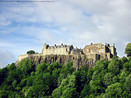 O Stirling Castle (Castelo de Stirling) é um castelo localizado em Stirling, na Escócia. Em posição dominante no topo do maciço rochoso e cercado por três lados por escarpas íngremes, o que lhe confere uma forte posição defensiva, é considerado um dos maiores e mais expressivos castelos do país, tanto pela sua arquitectura como pela sua história. Em consequência da sua localização estratégica nas margens do Rio Forth, o castelo desempenhou um importante papel na História da Escócia desde os primeiros tempos, tendo sido sitiado e atacado pelo menos 16 vezes.   (Adaptado de http://pt.wikipedia.org/wiki/Castelo_de_Stirling)  Palavras-chave: castelo, arquitetura, Idade Média, história, Grã-Bretanha.